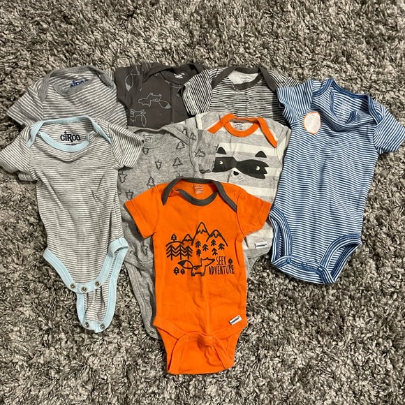 Gerber Other - 8 newborn boy onesies